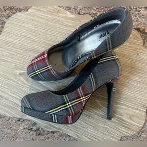 Lds sz 7 (reg width) like new worn 1x
Cute flannel plaid platform